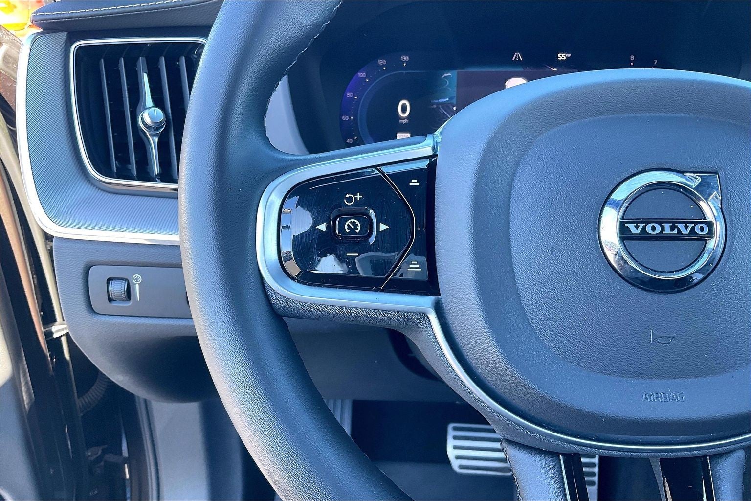 2022 Volvo XC60 R-Design