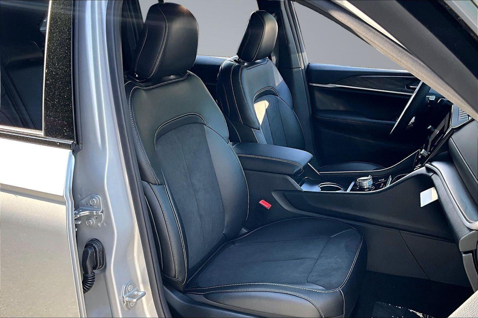 2026 Jeep Grand Cherokee Laredo Altitude
