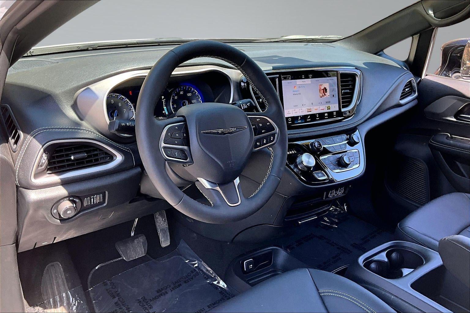 2025 Chrysler Pacifica Select